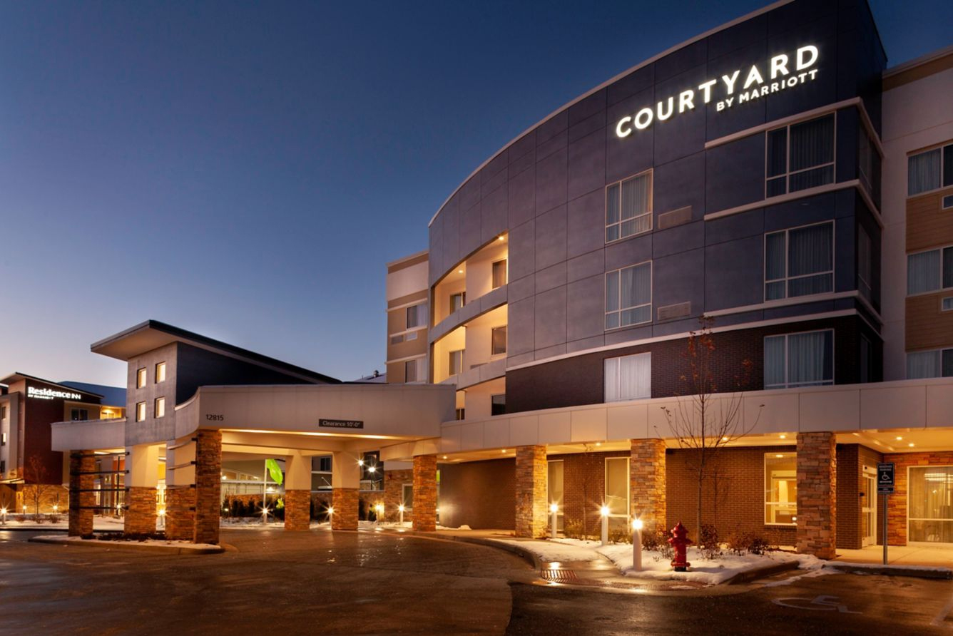 Exterior view of Courtyard by Marriott at the Quarry in Des Peres, MO.